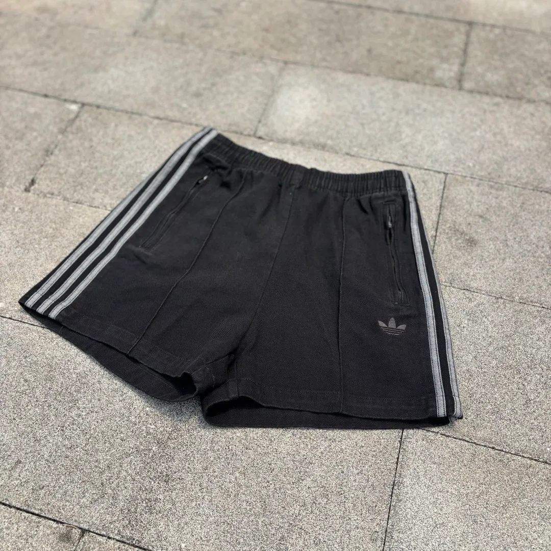 𝟬𝟱𝟰𝟳#Exclusive real shot/difference between various stolen pictures and online picture versions on the market [𝗔𝗱𝗶𝗱𝗮𝘀Adidas Song Yuqi Same Style Clover American Trendy Denim Shorts] ✅Full set of 1:1 customized accessories ➕Customized three-label ➕𝗬𝘂𝗮𝗻 version hang tag ➕𝗹𝗼𝗴𝗼 packaging bag🔥 ➕Scan the tag to enter the official website. ✅Top Original version, ins Xiaohongshu Dewu Kuaishou and many bloggers wear it. ✅Washed denim + three-stripe design, the clover logo is super recognizable✨. Loose fit, comfortable to wear and Breathable, suitable for summer commuting, leisure, and sports! With Versatile attributes, it can be worn casually and easily switch between street or vacation styles. It is a must-have item in your summer wardrobe! Color: Black Size: xs-x L